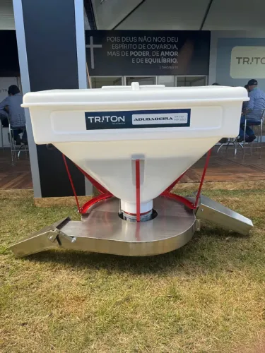 Adubadeira Triton 650 Litros Inox