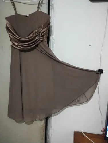 Vestido de festa bege com detalhe drapeado