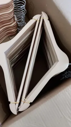 Caixa de cabides de madeira 