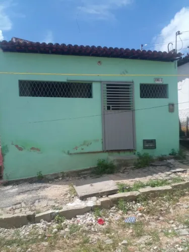 Vende-se  casa nas Quintas próx a Rua São Geraldo rua da feira  60mil reais
