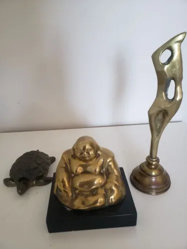Conjunto de Esculturas 1 delas assinada. Decorativas em Metal