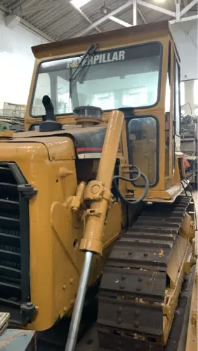 Trator de Esteira Caterpillar D4E ano 1986 com Torque e mecânica em ótimo estado