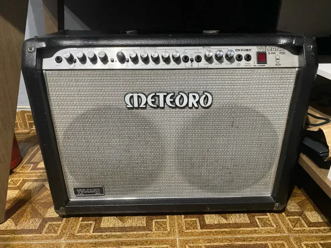 AMPLIFICADOR METEORO VULCANO G200 P/ GUITARRA VALVULADO 200W 2X12