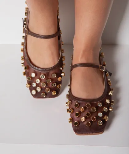 Sapatilha marrom no couro, com detalhes dourado. NOVO