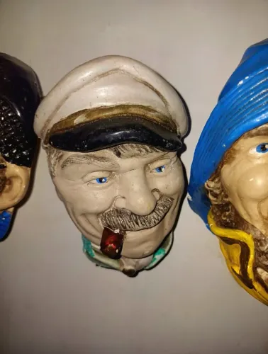 Trio de cabeças de marujos em gesso antigo pra pendurar na parede 11cm (marcas do tempo)
