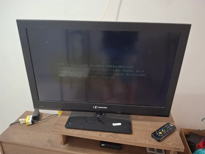 Televisão 32 polegadas - Comum - Sem Smart - Sem Controle Remoto - Com defeito na tela!