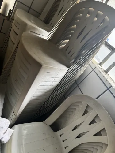Cadeiras de plástico