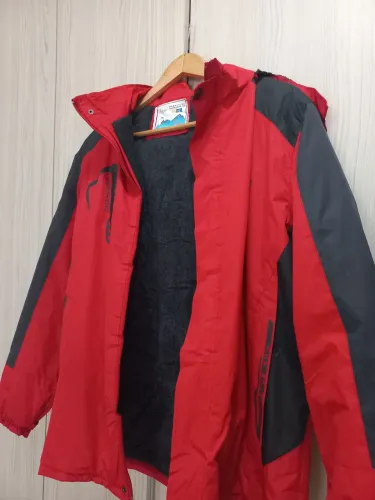 Jaqueta impermeável forrada.