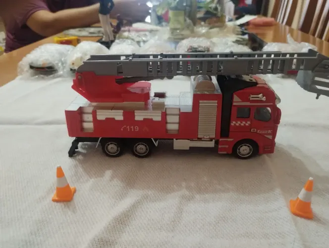Miniatura Caminhão de Bombeiros com Escada Magirus e Cesto.