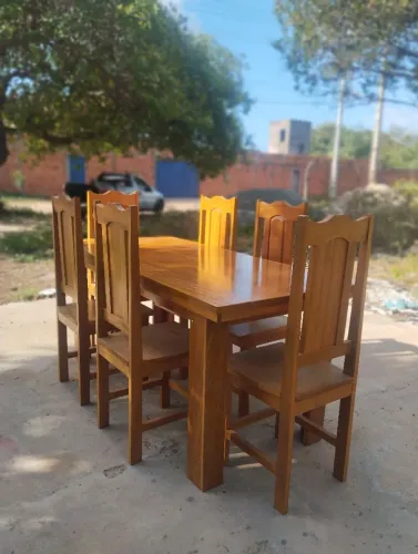 Conjunto de Mesa de Jantar em Madeira
