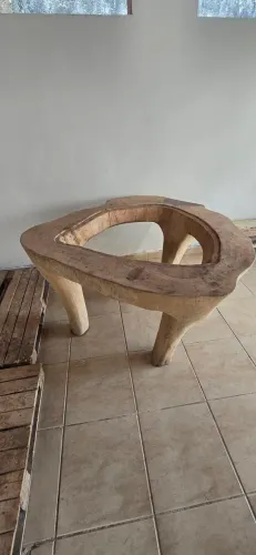Mesa de madeira rústica com design único