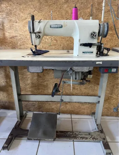 Máquina de costura reta