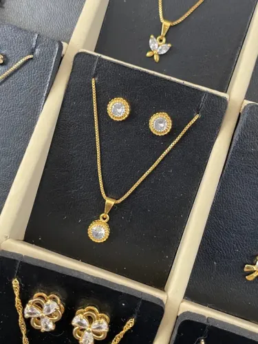 Conjunto de colar e brincos com zircônias