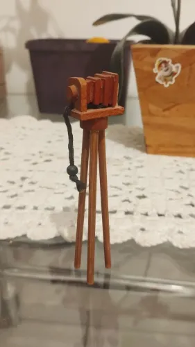 Miniatura de câmera fotográfica antiga