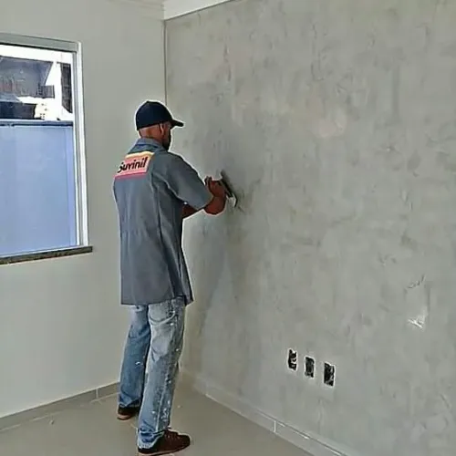 Pintor aplicamos textura cimento queimado