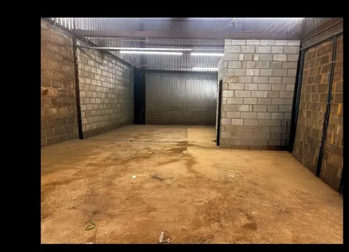 ALUGA-SE  LOJA PE DIREITO 6 M  de 100m2   QN 406  CONJUNTO B LOJA 4