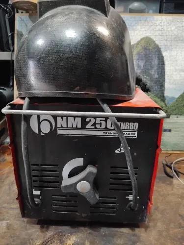 Maquina de solda bombozzi nw 250 turbo, ótimo estado. 220 vts.