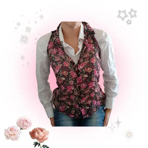 Blusa florida com gola e abertura nas costas