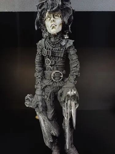 Boneco Colecionável Edward Mãos de Tesoura Resina Colecionador 24cm