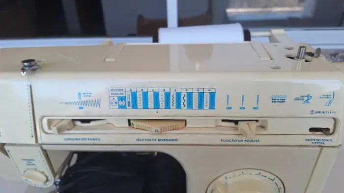 Máquina de costura Singer usada 