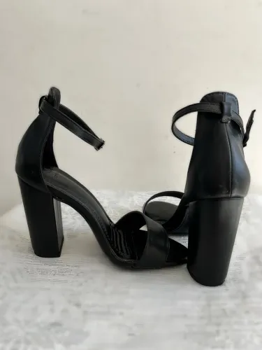 Sandália tamanho 33 da marca Flor De Lis, nova, usada apenas uma vez.