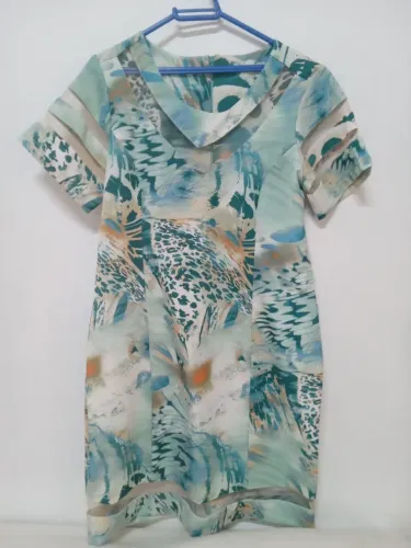 Vestido estampado com detalhes em tule