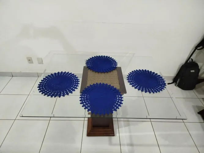 Mesa de madeira com tampo de vidro 