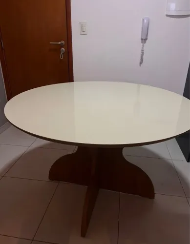 Mesa redonda em ótimo estado