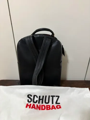 Mochila Schutz preta em couro | Original