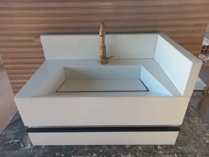 Cuba escupida no porcelanato 