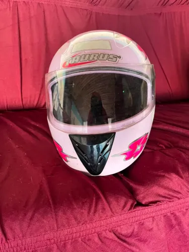 Capacete rosa marca Taurus. Tamanho 50
