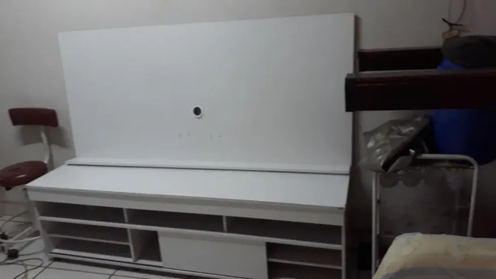 Rack com gavetas abertas e fechada.