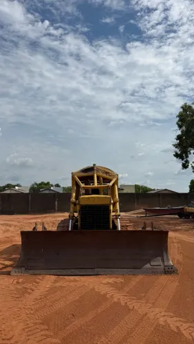 Trator de esteira Komatsu D65-E todo revisado.