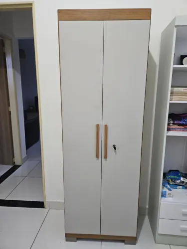 Armário 2 Portas com Chave e Prateleiras