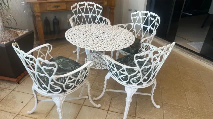 Jogo de mesa em alumínio com 4 cadeiras e almofadas