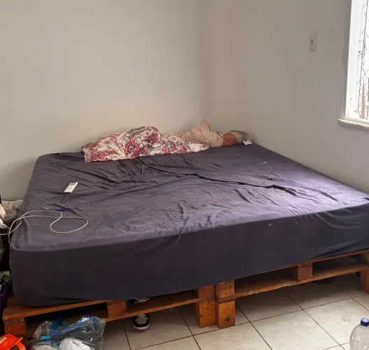 VENDO COLCHÃO KING + PALLETS