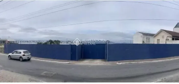 Terreno de 835 metros quadrados com duas estremas para o Mar e tendo localização privilegi