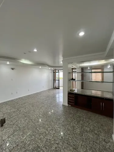 Alugo excelente apartamento no Miramar, 03 quartos + DCE, R$ 4.500,00 Cond. incluso.