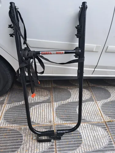 Reboque em formato de U.