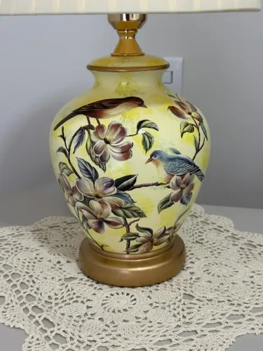 Abajur em Cerâmica com Flores e Pássaros - Clássico e Elegante