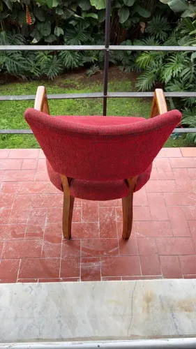 Poltrona em madeira e estofado em tecido, super Chic.