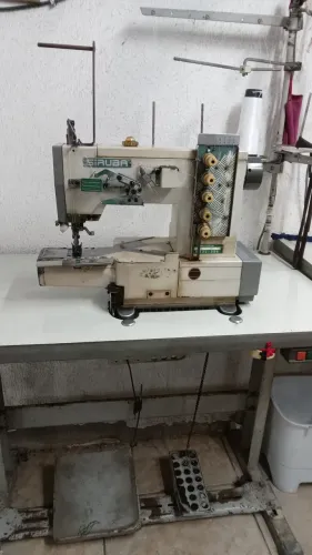 Máquina de costura industrial