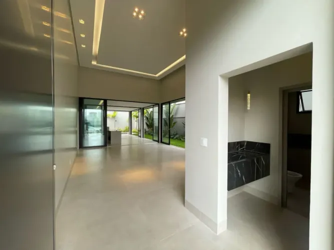 Alphaville Uberlândia Casa Térrea a venda com 243 metros 4 suítes, pé direito duplo e pisc