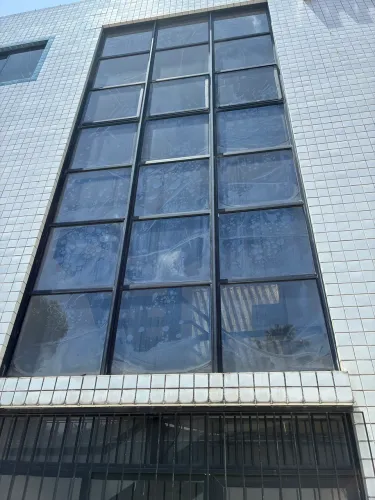 Esquadria para Fachada com Vidro e Alumínio 