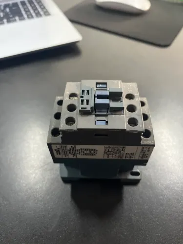 contator tripolar da marca Telemecanique/Schneider Electric, modelo LC1E23,