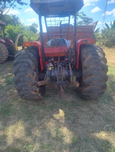 O trator é advancer 2010 4 por 4 está em operação vai com a grade de 14 disco levante hidr