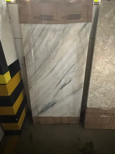 Tampo de mesa em mármore Carrara branco com veios cinza. Oportunidade!