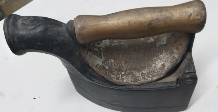 Ferro de passar antigo 