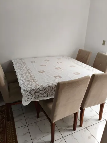 Mesa quadrada 150x150 com 8 cadeiras estofadas