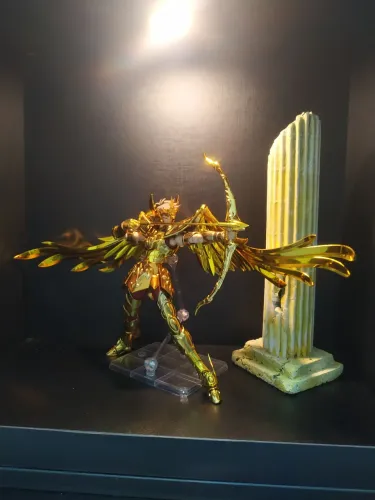 Aiolos revival Bandai, 2 pequenos ponto um no abdômen outro na Petula menor do saiote.